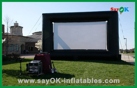 Écran de cinéma gonflable dans le jardin, écran de télé gonflable étanche.
